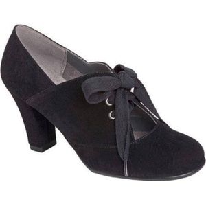 Black Velvety Pump with Laces